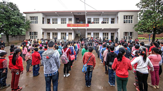 教育局为边远寄宿制学校安装空气能热水器